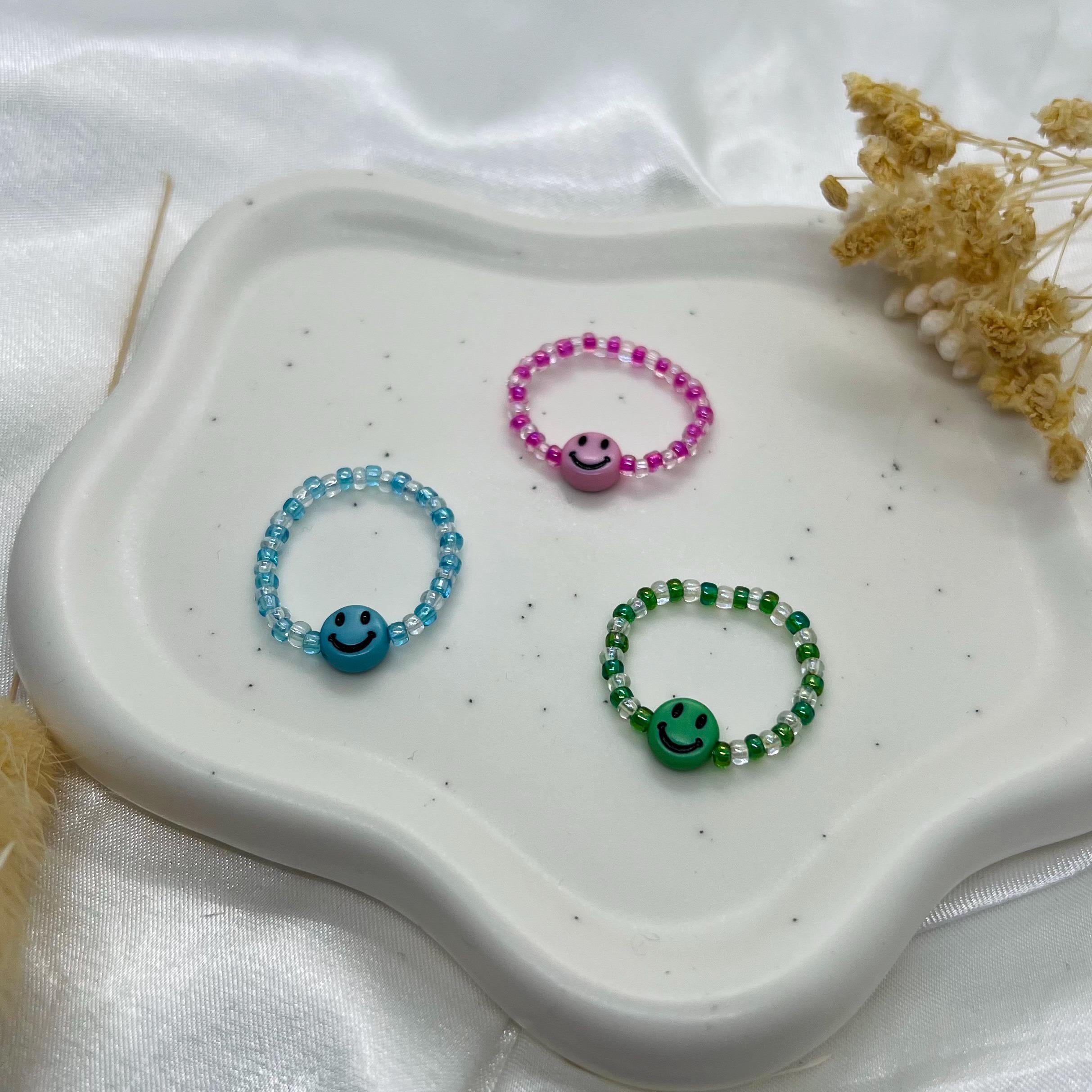 il_fullxfull.7077783068_12mi.jpg Candy Smiles Trio – Bunte Perlenringe mit Smiley | Kawaii Schmuck | Freundschaftsringe | Handmade Geschenk | Y2K Stil – Bild 1